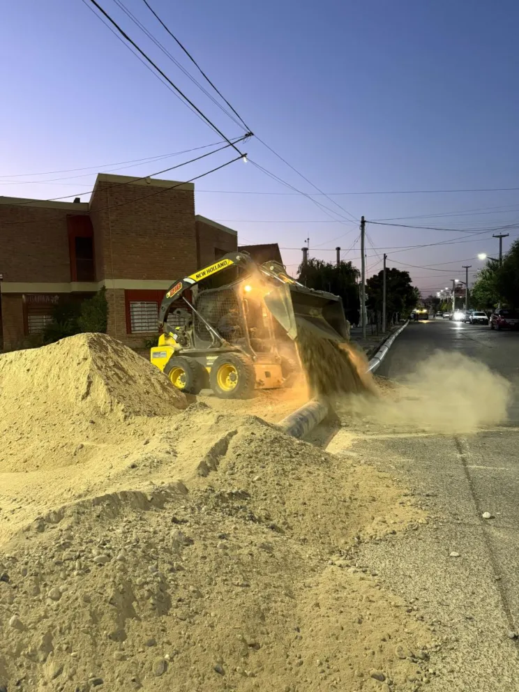 Operarios de la Cooperativa de Trelew avanzan en el bypass del colector cloacal