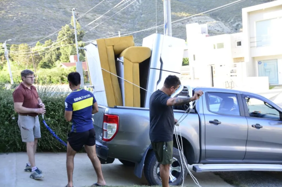 La mayoría de los vecinos de barrio Médanos iniciaron la autoevacuación pero con mucha impotencia