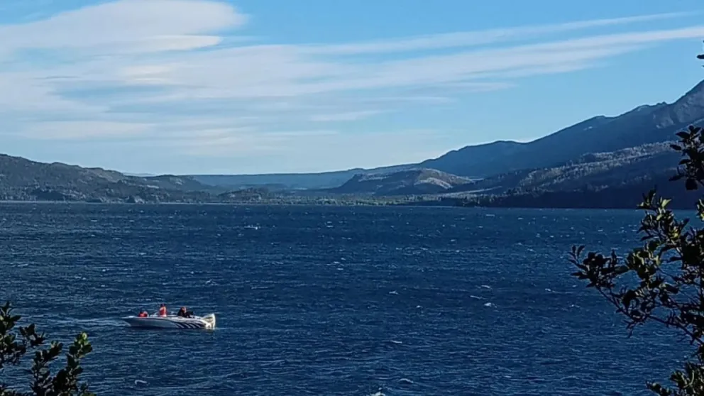 Restringen la navegación en el Lago Futalaufquen por el operativo contra el fuego