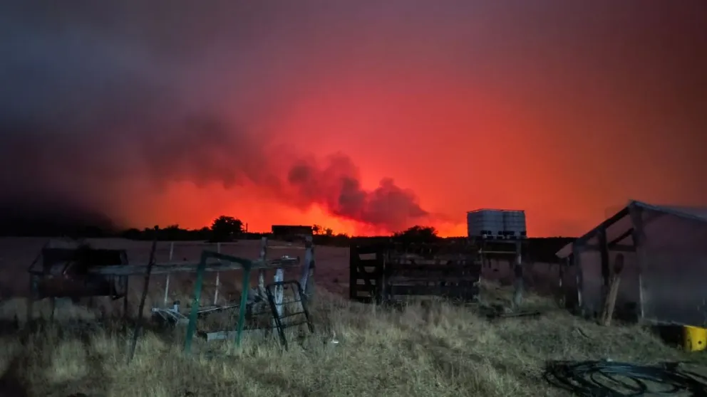 Múltiples focos activos complican el combate del fuego en Cholila