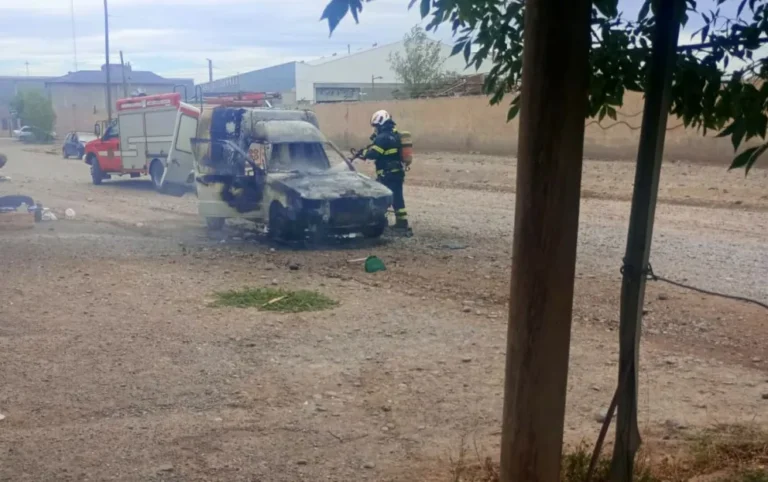 El fuego destruyó casi completamente un utilitario en la zona oeste de Trelew y ahora investigan si el incendio fue intencional 