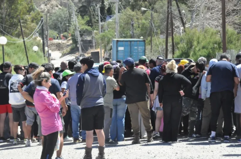 Más de 300 familias debieron dejar sus casas por el deslizamiento del cerro Hermitte