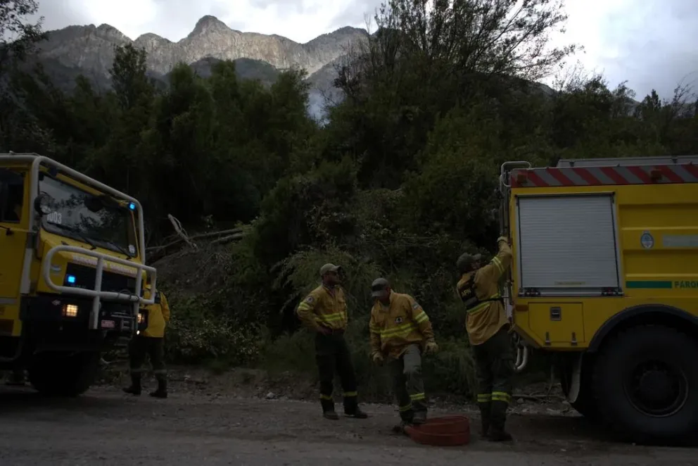 El viento vuelve a condicionar el operativo contra el incendio en Los Alerces