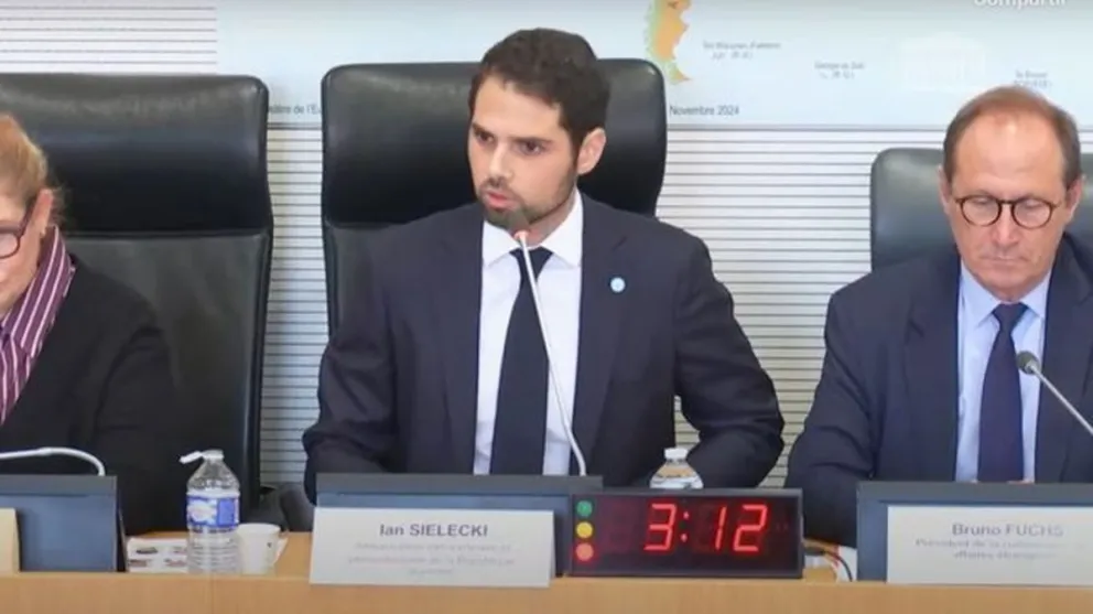 El embajador argentino en Francia interrumpió su discurso por un mapa erróneo de Malvinas