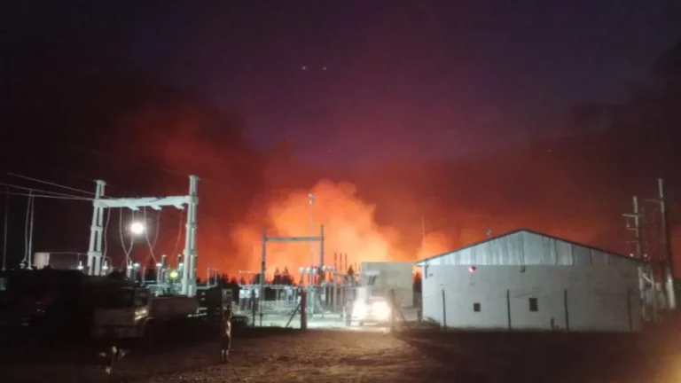 La subestación eléctrica de El Coihue se encuentra fuera de riesgo ante el avance del fuego