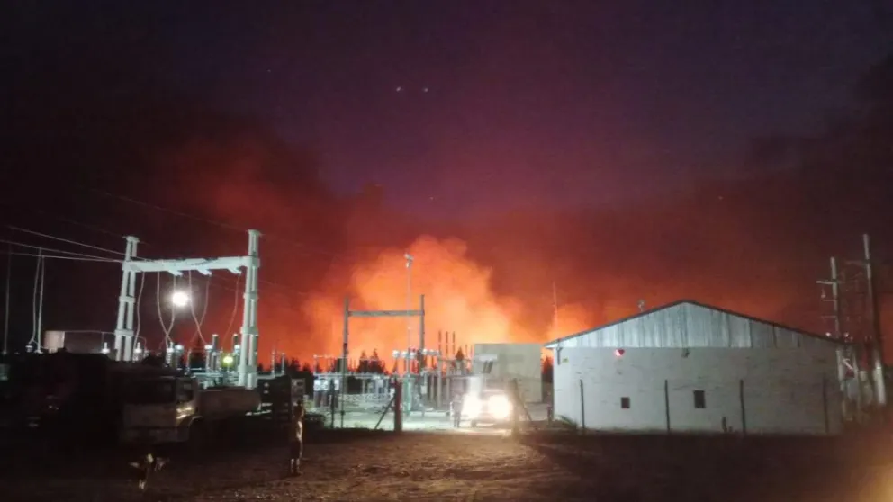 La subestación eléctrica de El Coihue se encuentra fuera de riesgo ante el avance del fuego