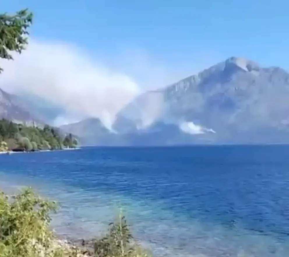 Por el viento se reactivaron algunos focos de incendios en Epuyén y piden a la población estar alerta