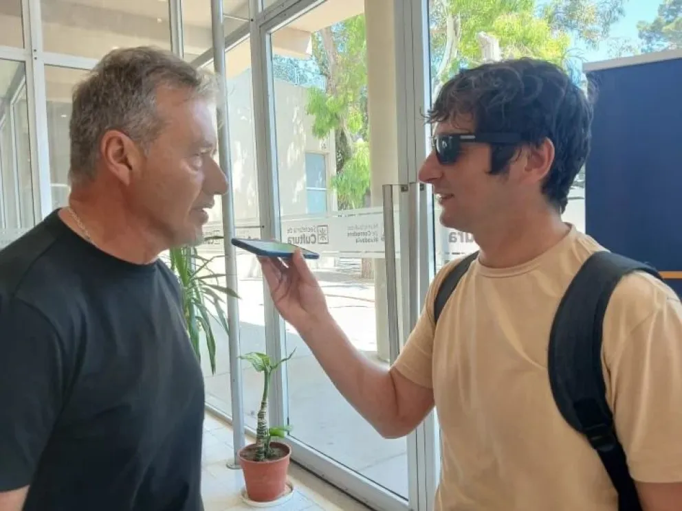 Largas filas para retirar los kits y números de la Corrida del Diario Crónica