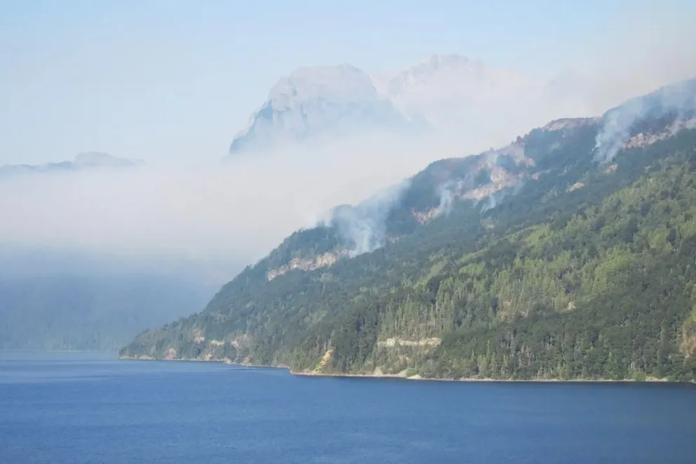 Operativo en Los Alerces: drones y medios aéreos trabajan ante nuevas reactivaciones