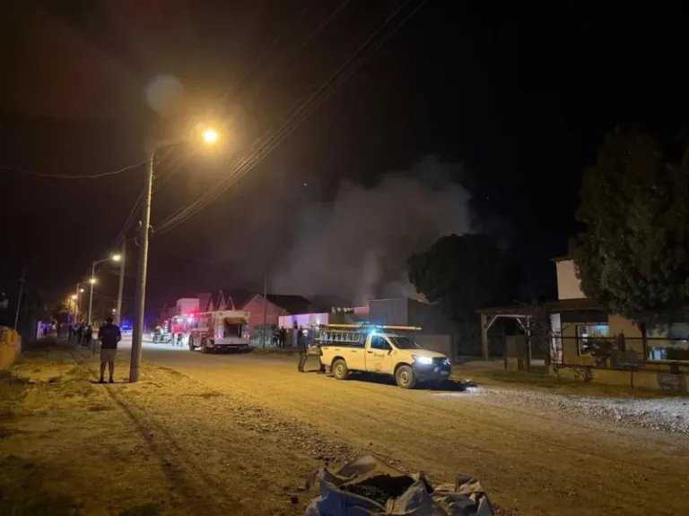 Voraz incendio en Esquel destruyó una carpintería y afectó varias viviendas