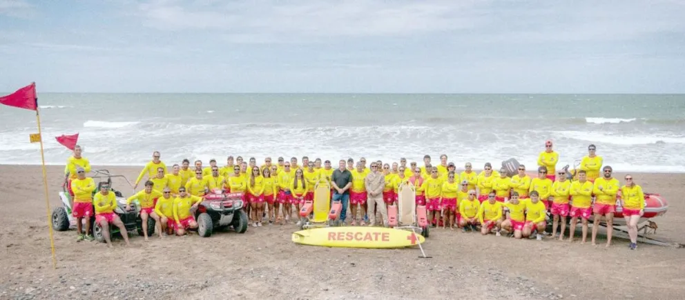 El Cuerpo Municipal de Guardavidas de Playa Unión recibió la nueva indumentaria para la temporada 2026