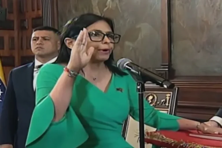 Delcy Rodríguez juró como presidenta interina de Venezuela y prometió estabilidad política