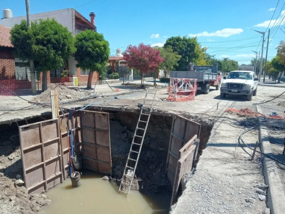 Trelew: sigue habiendo agua y están a  un paso de llegar al caño para repararlo