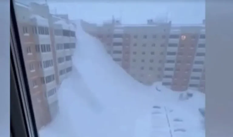 Rusia: fuerte tormenta deja a la península de Kamchatka sepultada bajo la nieve