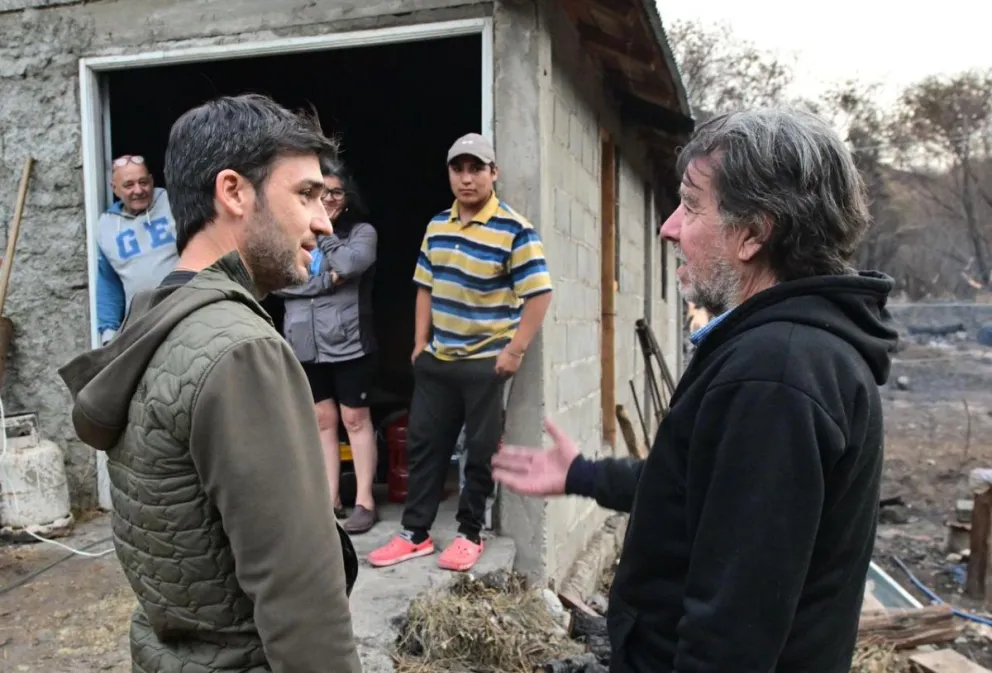 Torres recorrió la zona incendiada en la cordillera y aseguró que “hoy tenemos que hacer un último esfuerzo”