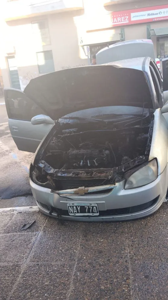Incendio vehicular con presunto origen intencional en barrio Centro