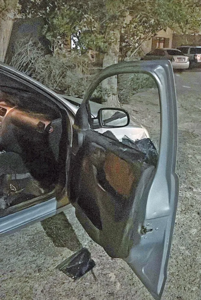 Con una “bomba Molotov” quemaron un auto en las Mil Viviendas de Trelew