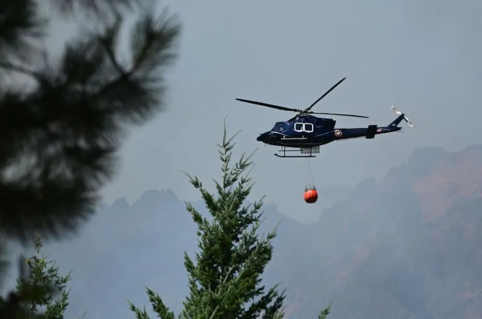 Incendio en Los Alerces: la temperatura y la humedad permitieron el despliegue de medios aéreos