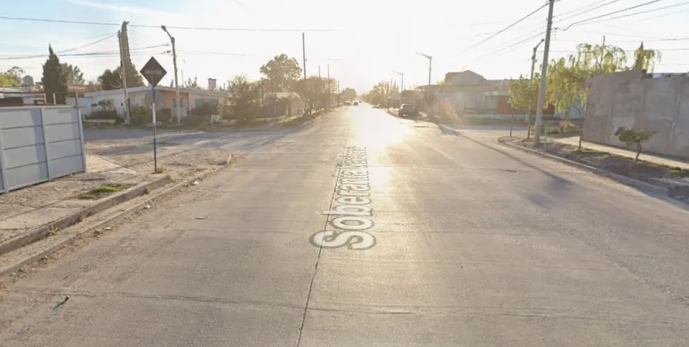 Asaltan a punta de pistola a dos jóvenes en la calle y a uno le robaron la moto