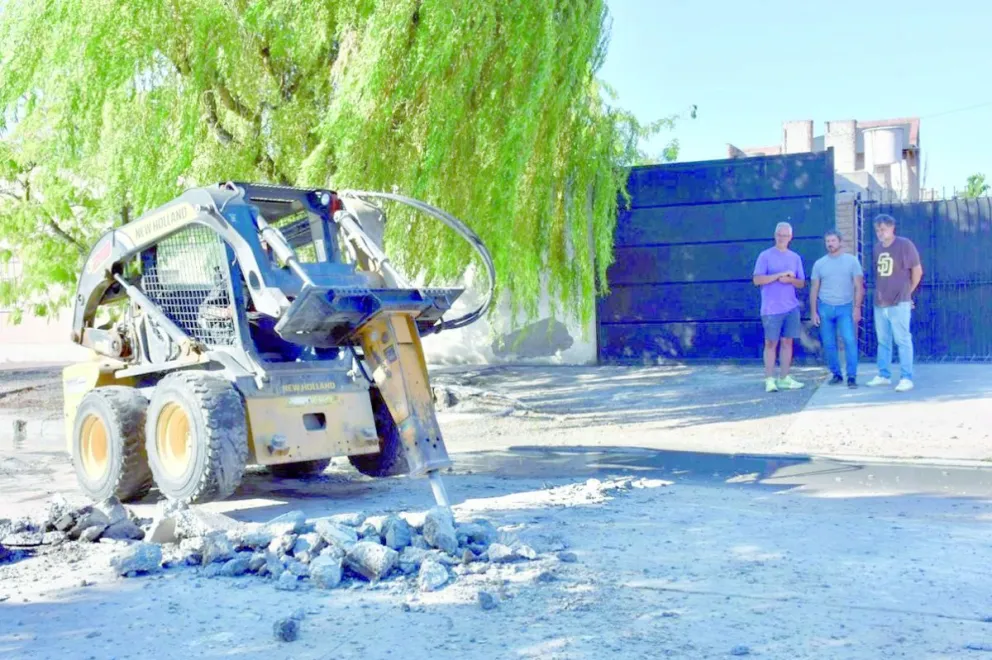 El Municipio de Trelew presenció el inicio del arreglo de la obra cloacal