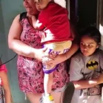 La familia a la cual se le derrumbó el techo de su casa tiene seis niños menores