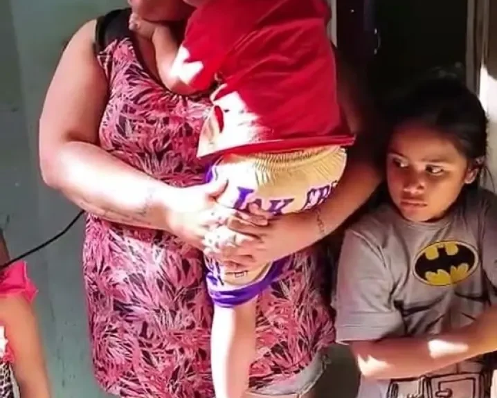 La familia a la cual se le derrumbó el techo de su casa tiene seis niños menores