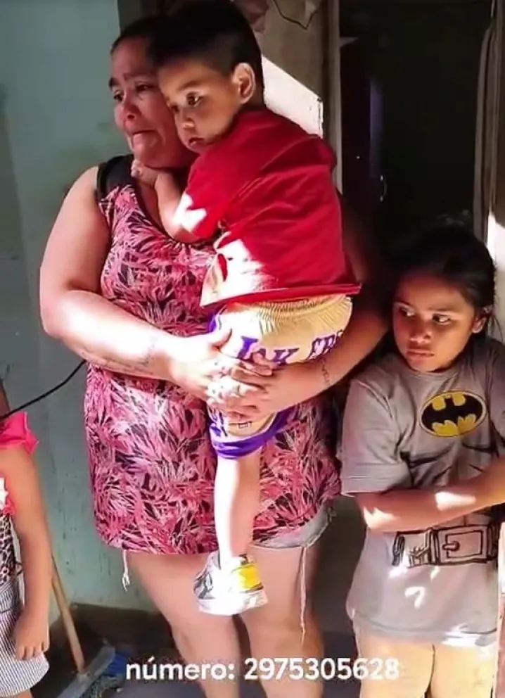 La familia a la cual se le derrumbó el techo de su casa tiene seis niños menores