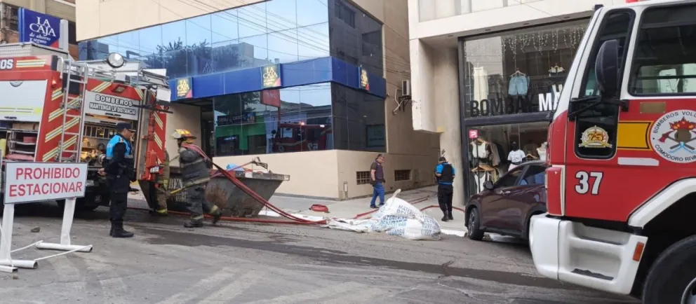 Principio de incendio en el techo del Draw Pool Pub en Comodoro