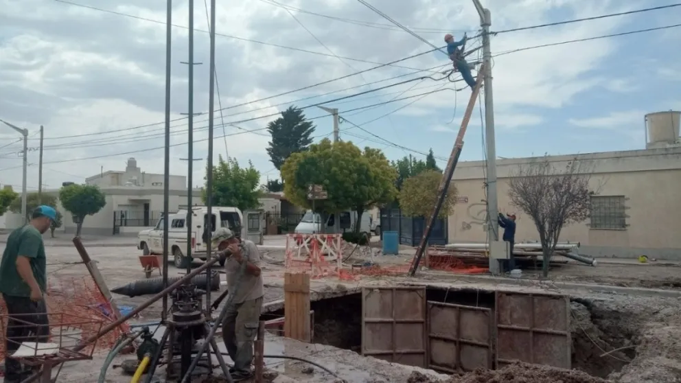 Trelew: Vuelve el agua, pero hay riesgo de derrumbe en las tareas de reparación
