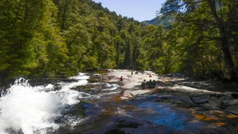 Trágico accidente en Bariloche: turista muere al deslizarse por una cascada