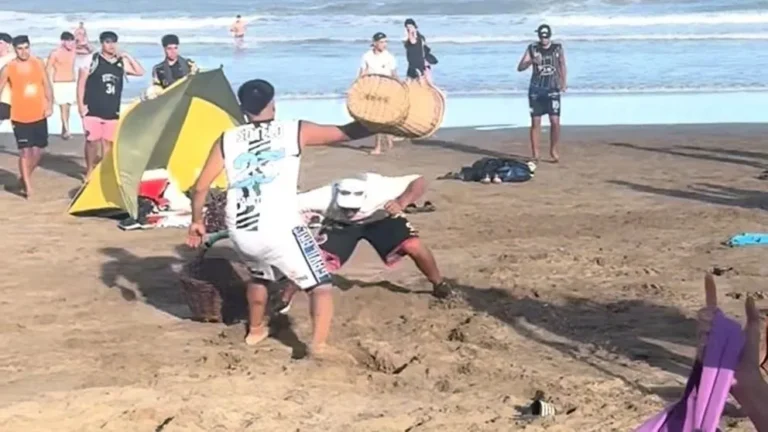 Pelea entre churreros y vendedores de licuados desató caos en la playa