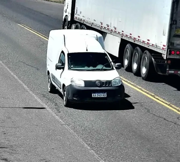 Robaron a plena luz del día una camioneta del frente de un almacén de barrio en Trelew