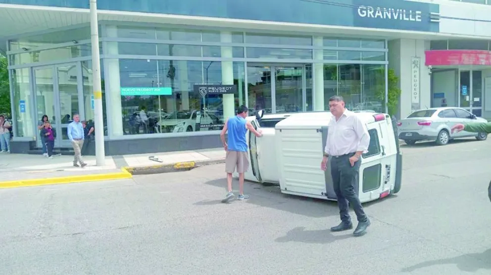 Choque y vuelco en pleno centro de Trelew