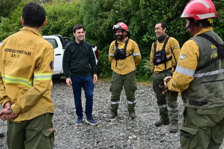 El gobernador Torres confirmó la contención del incendio en Puerto Patriada