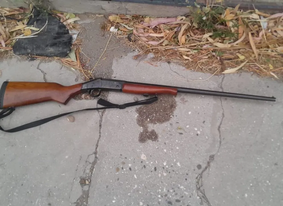 Disparaba dentro de su casa, decía ver sombras y le secuestraron una escopeta