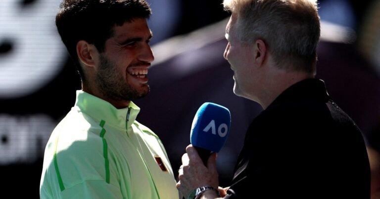 Carlos Alcaraz brilla con luz propia en el Abierto de Australia: fulminó a Tommy Paul y después sedujo a todos en su entrevista con la TV