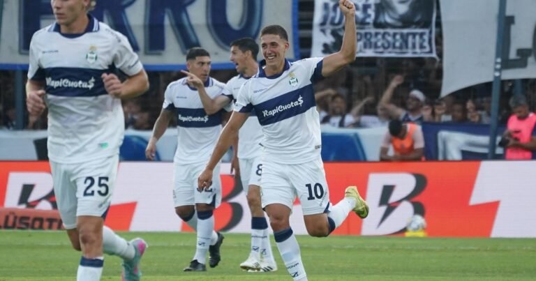Nicolás Barros Schelotto, hijo de Guillermo y verdugo de Racing con una picardía top: el gol olímpico de Gimnasia que sorprendió a Cambeses