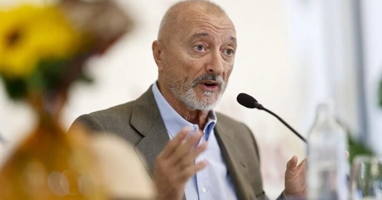 Nuevas críticas a la RAE, ahora Pérez Reverte dice que está tomada por "los talibanes del todo vale"