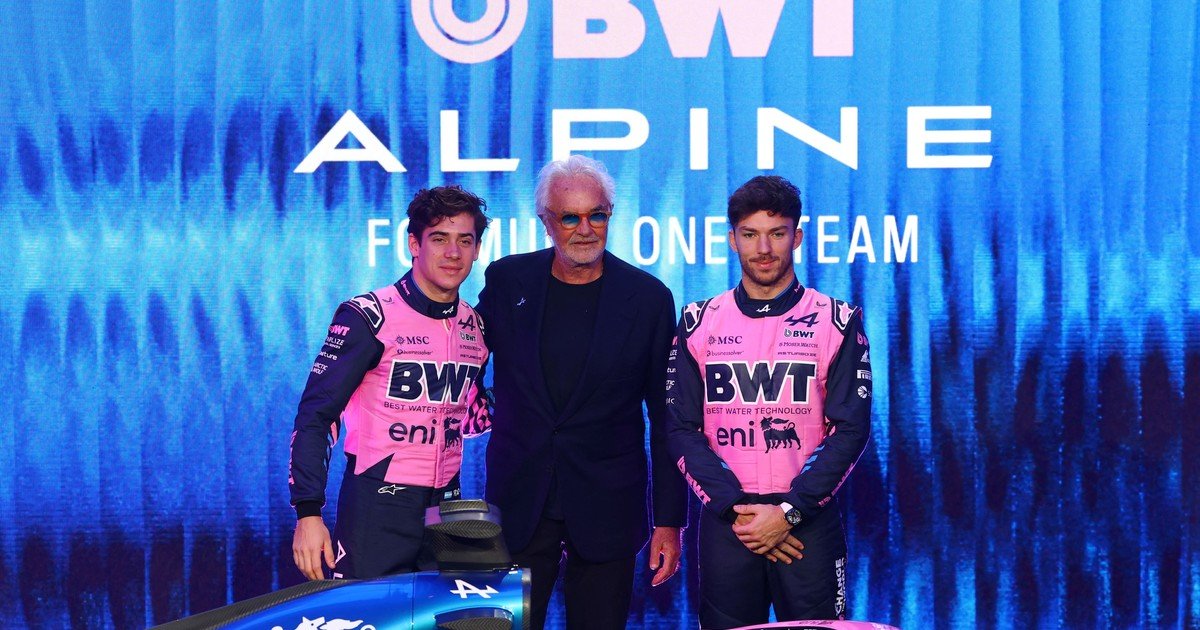 Franco Colapinto la rompió en la presentación del Alpine A526, a bordo de un crucero: "Es precioso pero el auto más lindo es el que va más rápido"