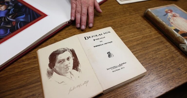 Una muestra con inteligencia artificial reinterpreta la última visita de Gabriela Mistral a Chile