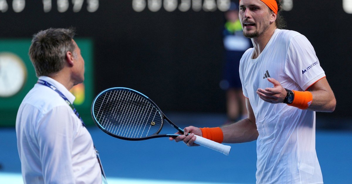 La furia de Alexander Zverev tras su dramática derrota con Carlos Alcaraz en el Abierto de Australia: insultos en pleno partido y favoritismos