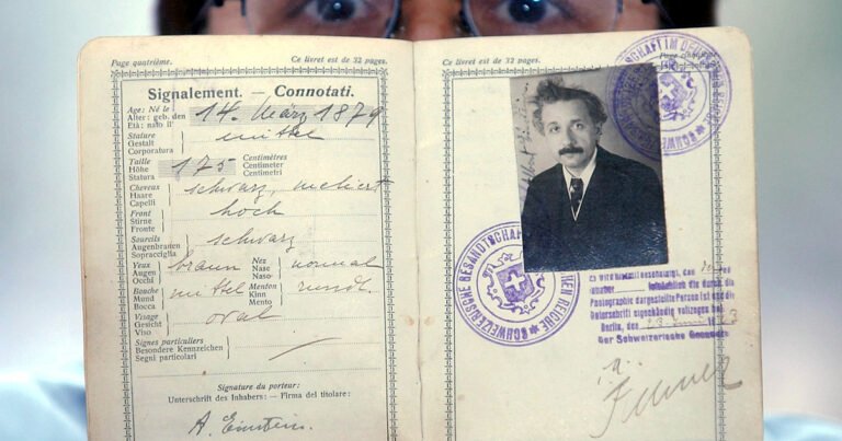 Lucas Mertehikian y su historia íntima del pasaporte: entre aventuras turísticas y controles migratorios estresantes