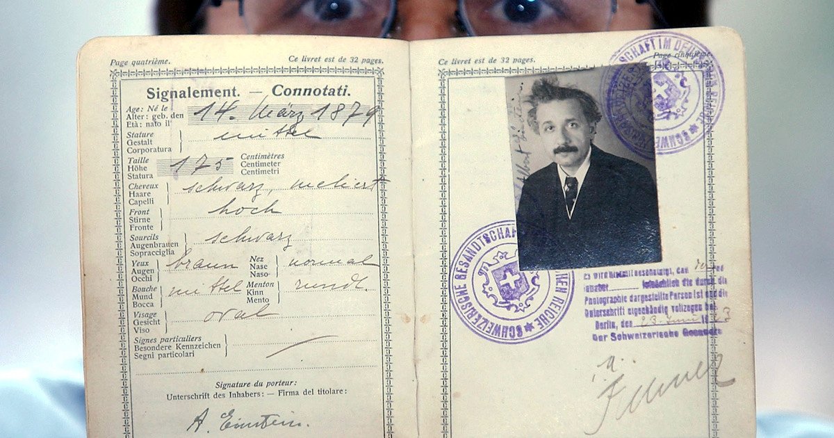 Lucas Mertehikian y su historia íntima del pasaporte: entre aventuras turísticas y controles migratorios estresantes