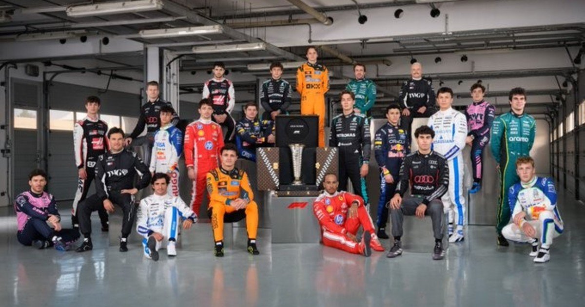 La Fórmula 1 presentó la primera foto con los 22 pilotos de la temporada 2026: Franco Colapinto, coqueto y cómplice con Bottas