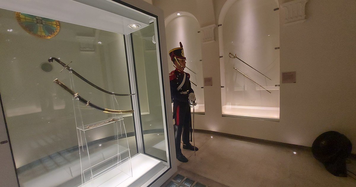 Sable corvo de San Martín: Milei firmó el decreto que lo transfiere y renunció la directora del museo