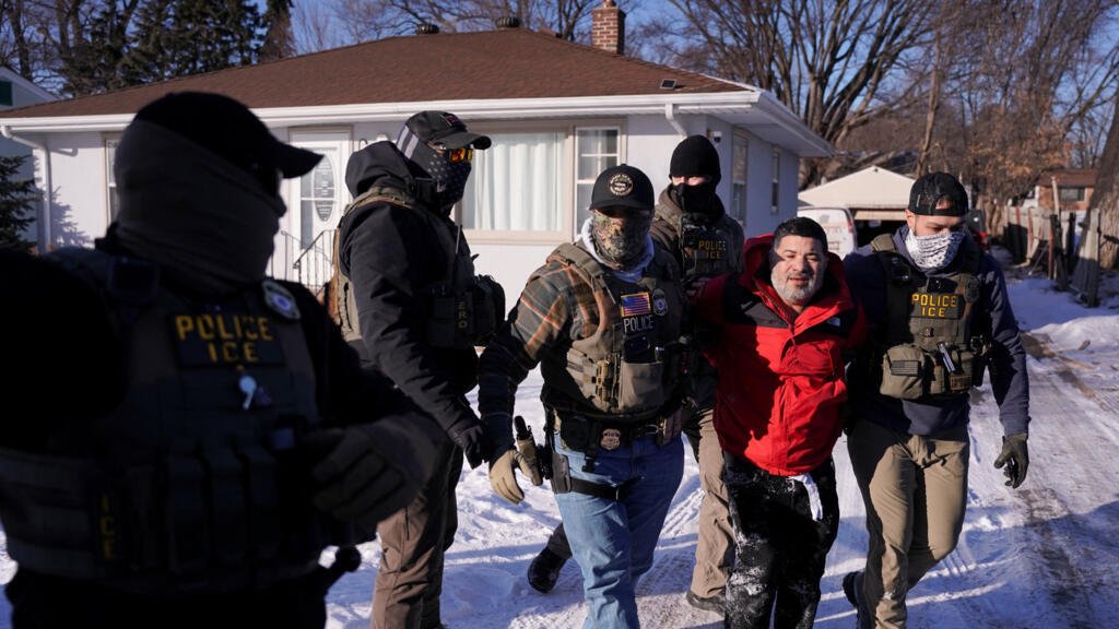 Administración Trump retira a 700 agentes de Minnesota, pero mantiene ofensiva migratoria