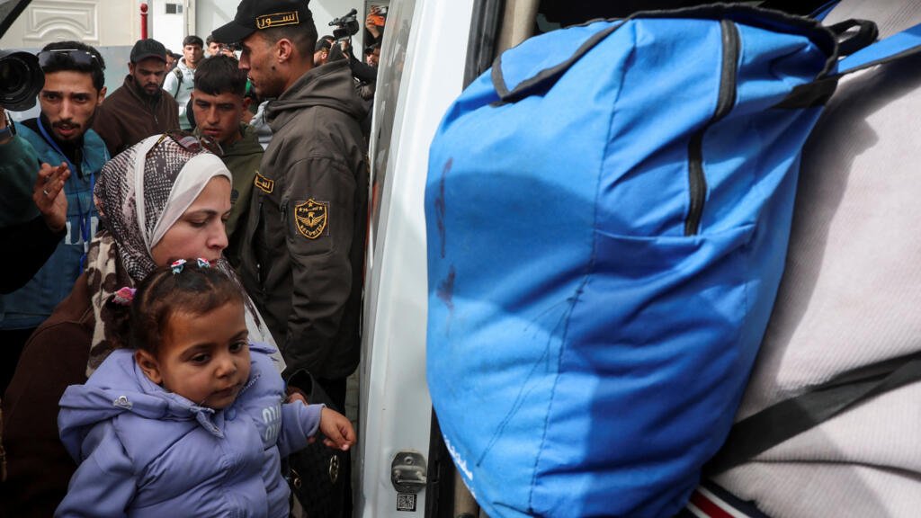 Reapertura del cruce de Rafah funciona a cuentagotas; Israel mata a otro palestino