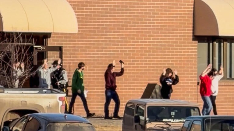 Tiroteo masivo en Canadá: ¿cómo es la regulación de armas del país?