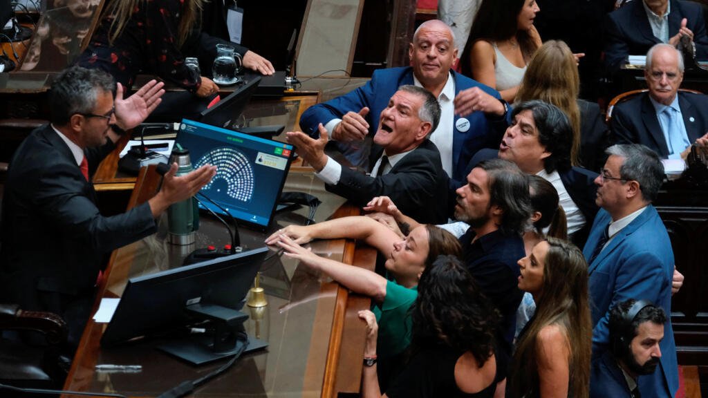 Argentina vive una huelga contra la reforma laboral de Milei, en medio del debate en el Congreso