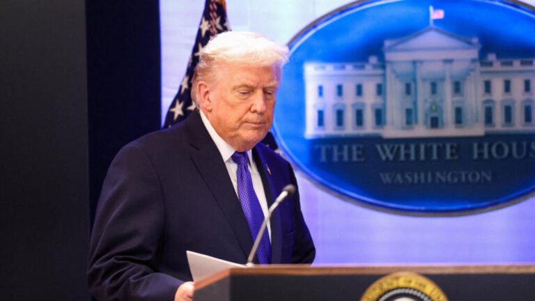 Trump firma una orden que impone un arancel global del 10% de forma temporal tras el revés con el Supremo